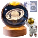 Lampka szklana kula 3D Saturn 9,5 cm, drewniana podstawka RegMag – outlet